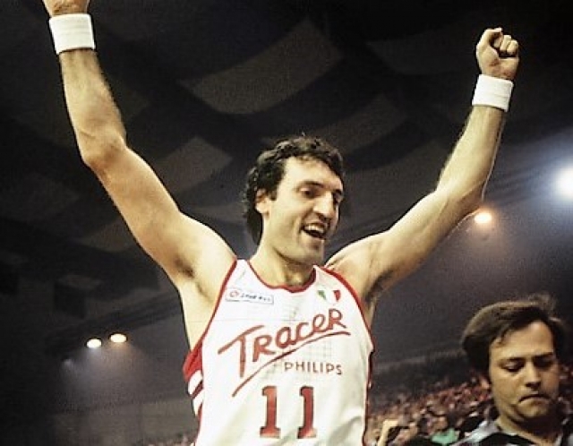 Dino meneghin esulta dopo la sfida contro Maccabi a Gent, finita con il punteggio di 90-84 nella stagione 1987/88